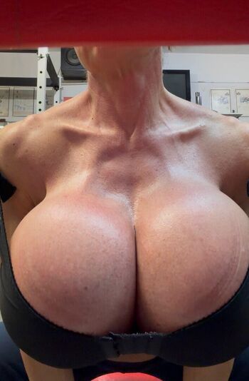 Queenmuscleboobs image