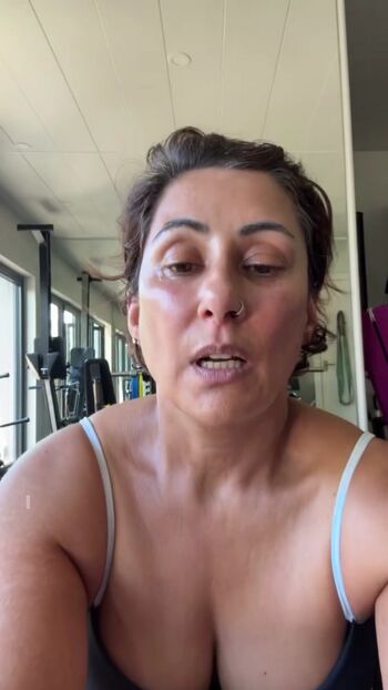Saira khan image