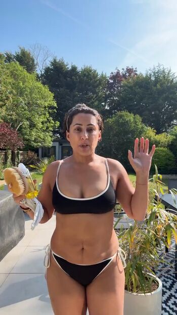 Saira khan image