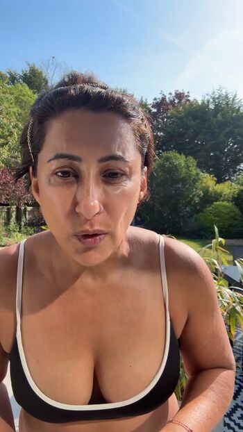 Saira khan image