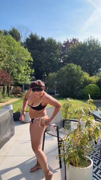 Saira khan image