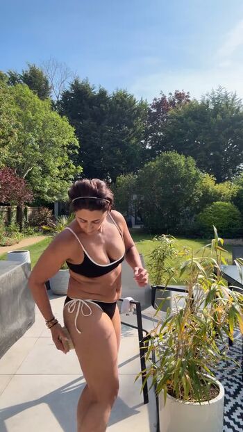 Saira khan image