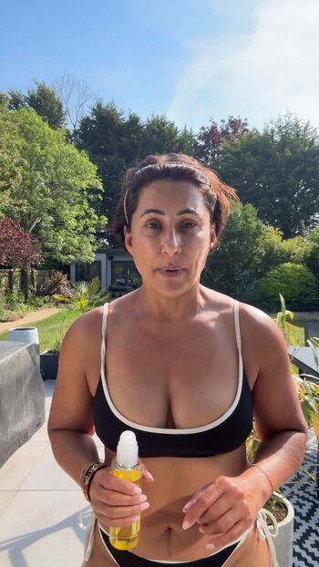 Saira khan image