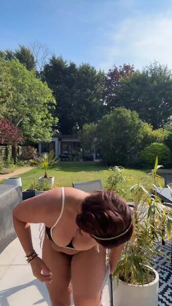 Saira khan image