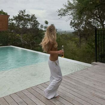 Samantha riehl image