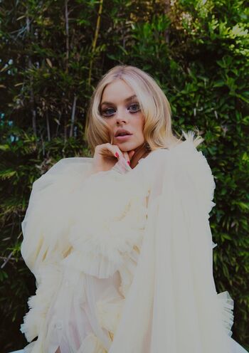 Samara weaving image