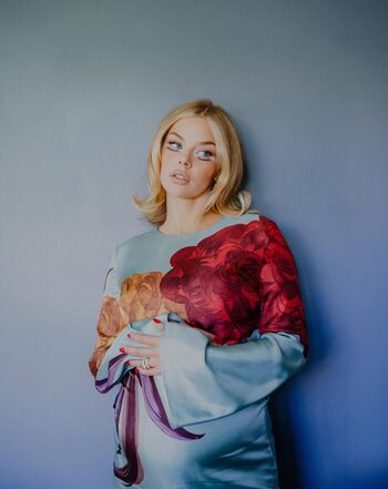 Samara weaving image