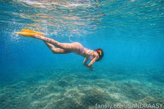 Sandra sy page 3 image