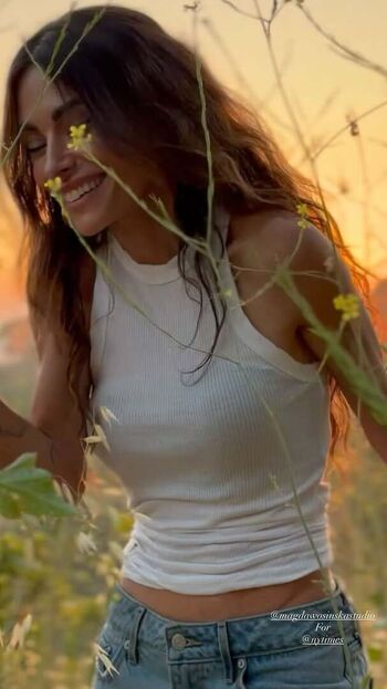 Sarah shahi image