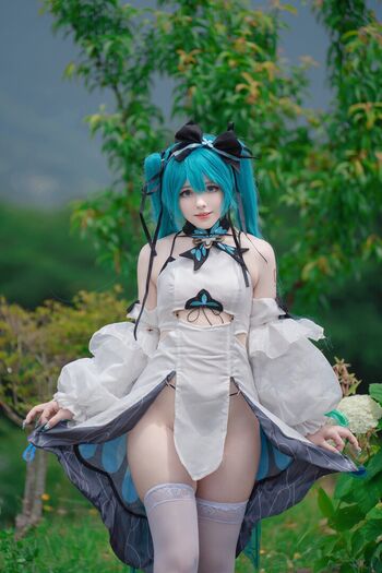 Saya scarlet image