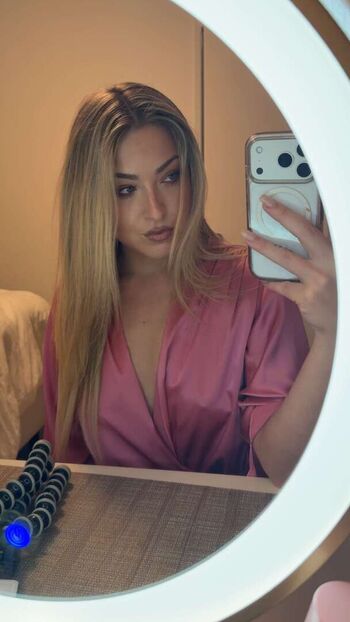 Scarlet aviram image