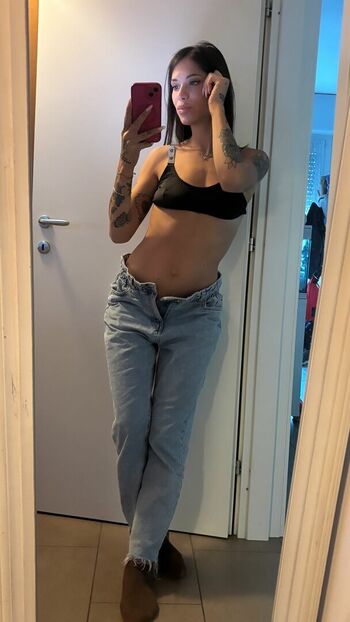 Silvia insogna image