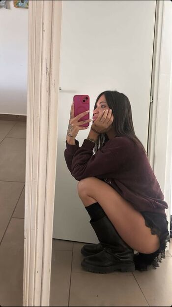 Silvia insogna image