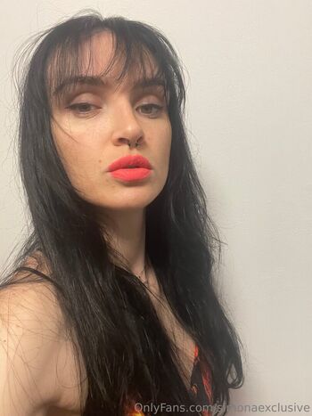 Simonaexclusive image