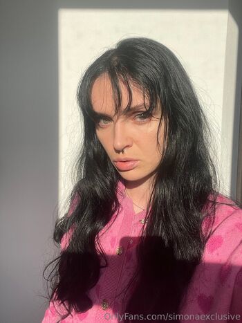 Simonaexclusive image