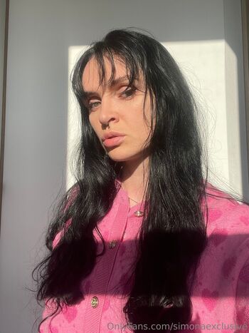 Simonaexclusive image
