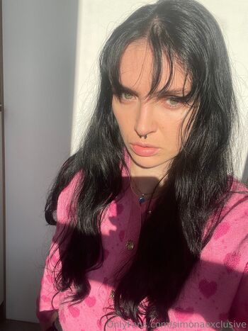 Simonaexclusive image