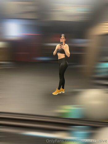 Simonaexclusive image