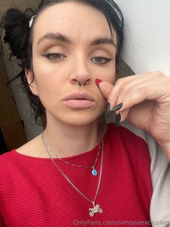 Simonaexclusive image