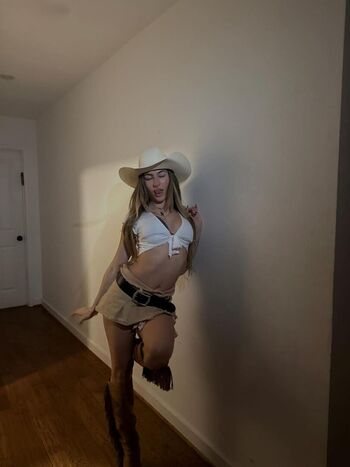 Simone leighton image