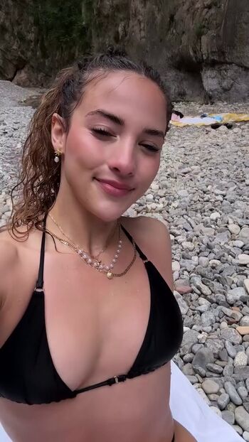 Sofie dossi image