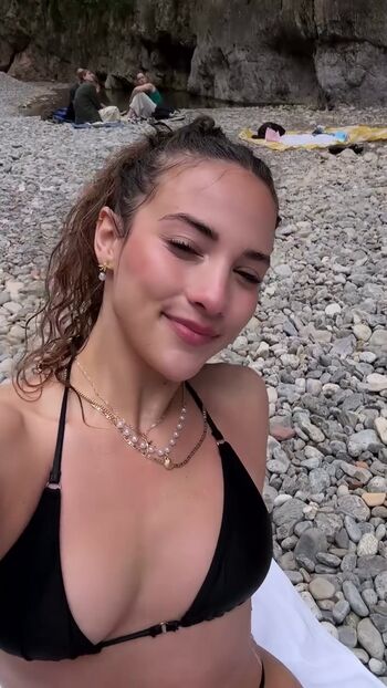 Sofie dossi image