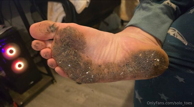 solo_toes