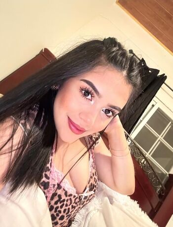 Stefany mendoza image