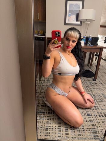 Steph de lander image