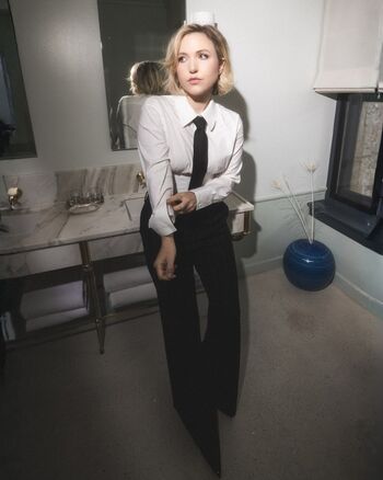 Taylor tomlinson image