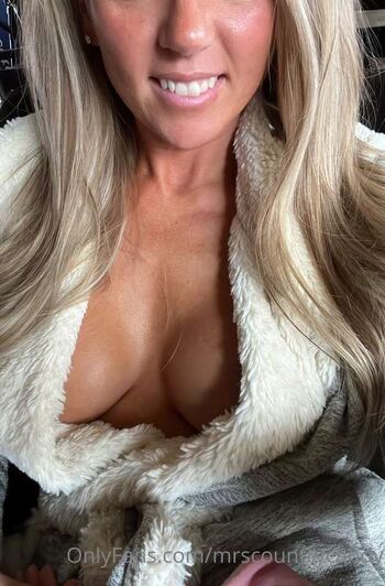Thatblondehotwife image