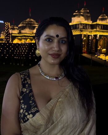 The doe eyed gurl image