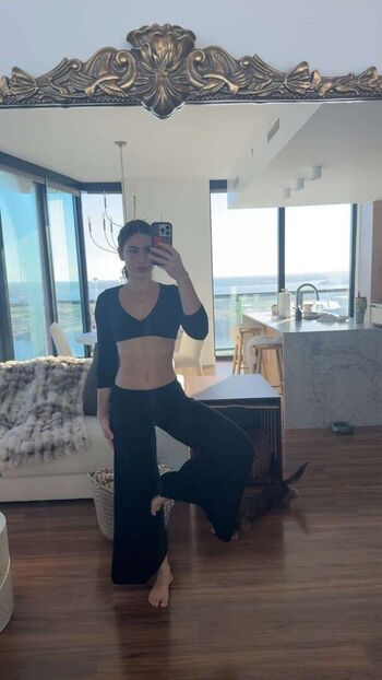 Thelatgirl image