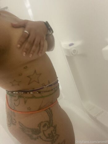 Tittiesnlipstck image