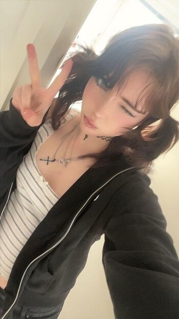 Uselessgirlthing image