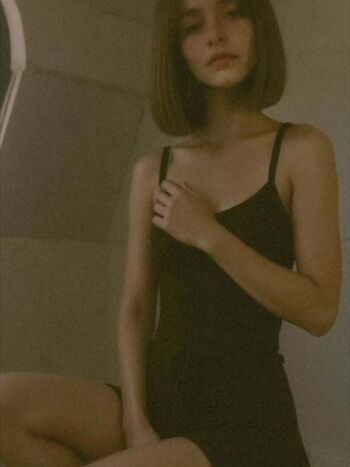 Valeria flores image