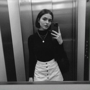 Valeria flores image