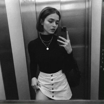Valeria flores image