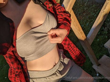Vickymilkmomma image