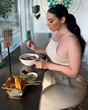 Viktoria kay 1 image