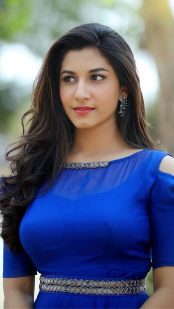 Vishnu priya bhimeneni image