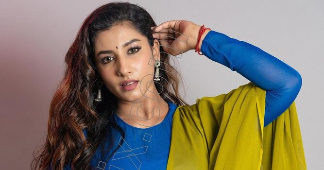 Vishnu priya bhimeneni image