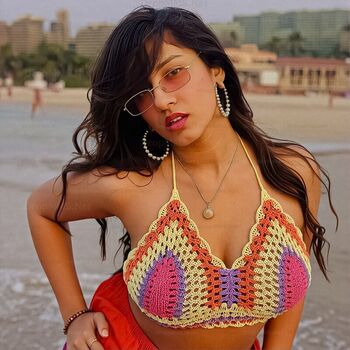 Vishnu priya bhimeneni image