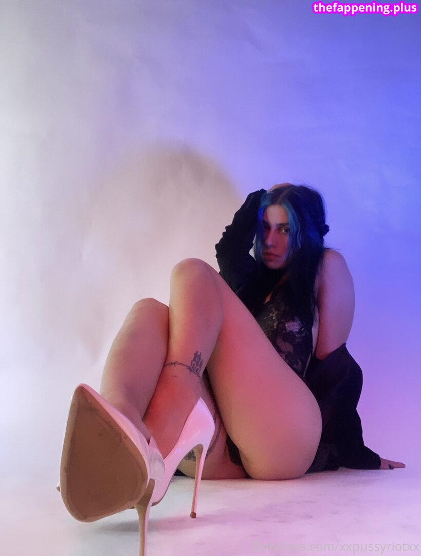 nadya tolokonnikova / nadyariot / pussyrrriot / xxpussyriotxx Фото обнажённых OnlyFans #34