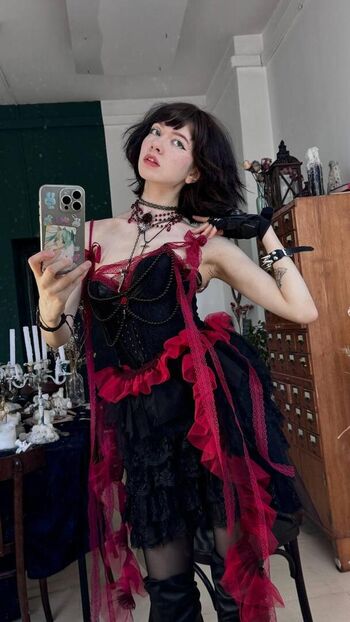 Yoursmalldoll image