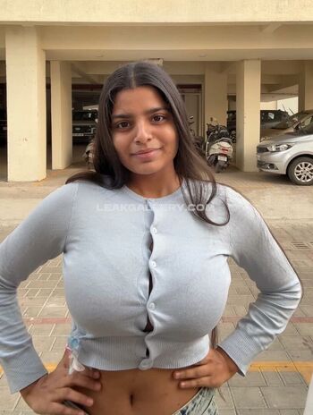 Yourstrulyanushka image