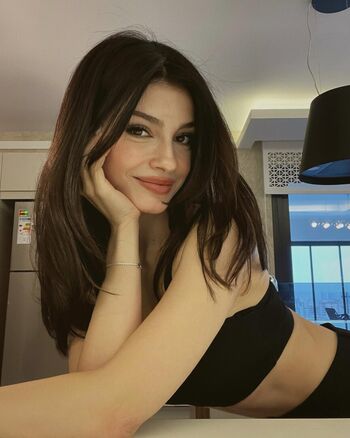 Zeynep demirhan image