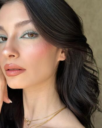 Zeynep demirhan image