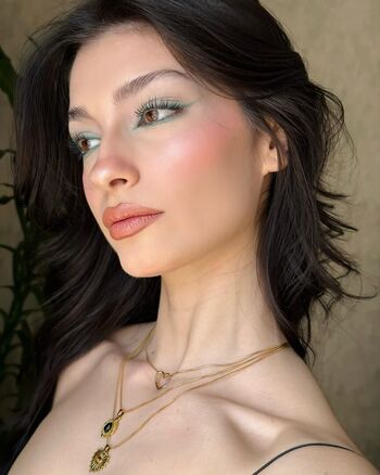 Zeynep demirhan image