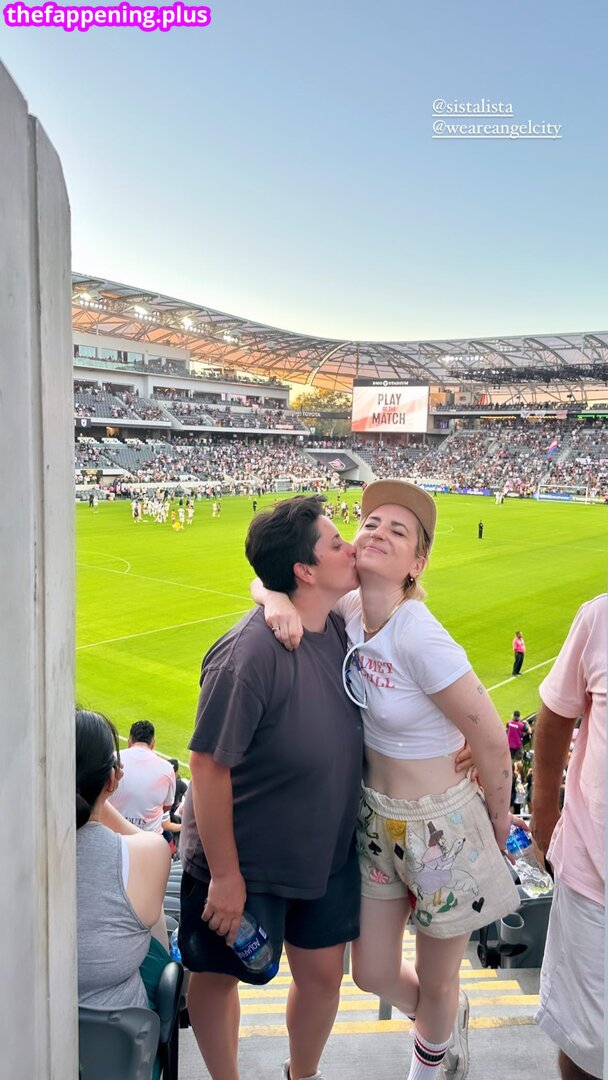 Zoe Lister Jones / https: / zoelisterjones Fotografie OnlyFans Dezbrăcată #34